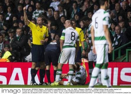 Aug. 19, 2015 - Glasgow, Skottland - 150819 Celtics Mikael Lustig skadad och tvingas till byte, Domare Felix Brych kallar in läkare och bar under fotbollsmatchen mellan Celtic och Malmö FF i kvalet till Champions League den 19 augusti 2015 i Glasgow..Foto: News - Aug. 19, 2015 - ZUMAb138