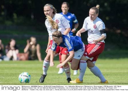 v.li.: Katharina Günnemann (Gunnemann, Guennemann, ATS Buntentor, 19), Sarah Begunk (Holstein Kiel, 19) und Nathalie Martens (ATS Buntentor, 12) im Dreikampf, Duell, duel, tackle, Fussball, DFB-Pokal der Frauen, ATS Buntentor - Holstein Kiel, xdgx
