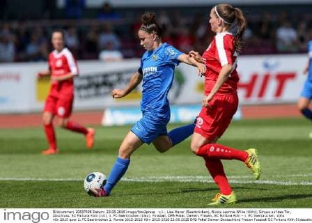 v.li.: Lisa Mayer (Saarbrücken), Nicola Leonnie Wilke (Köln), Schuss auf das Tor, Abschluss, SC Fortuna Köln (rot), 1. FC Saarbrücken (blau), Fussball, DFB Pokal, Damen, Frauen, SC Fortuna Köln - 1. FC Saarbrücken, xbhx