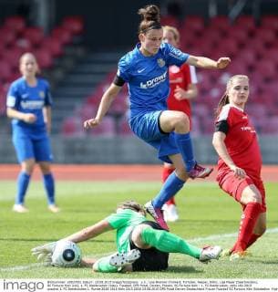v.li.: Lisa Brenner (Torwart, Torhüter, Keeper, Köln), Lisa Mayer (Saarbrücken), SC Fortuna Köln (rot), 1. FC Saarbrücken (blau), Fussball, DFB Pokal, Damen, Frauen, SC Fortuna Köln - 1. FC Saarbrücken, xbhx