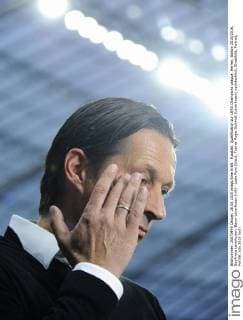 Fussball, Qualifikation zur UEFA Champions League, Herren, Saison 2015 2016, BayArena Leverkusen, Bayer Leverkusen (rot) - Lazio Rom (blau); Trainer Roger Schmidt (Leverkusen) nachdenklich. Einzelbild, Portrait, Porträt.