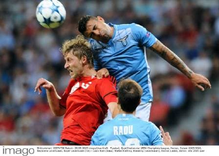 Fussball, Qualifikation zur UEFA Champions League, Herren, Saison 2015 2016, BayArena Leverkusen, Bayer Leverkusen (rot) - Lazio Rom (blau); Stefan Kießling, Kiessling (Leverkusen), Kishna (Lazio), Aktion.