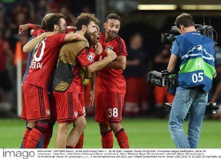 26.08.2015, Fussball, Saison 2015 2016, Champions League Qualifikation, Bayer 04 Leverkusen - Lazio Rom, Jubel Hakan Calhanoglu (Bayer Leverkusen), Admir Mehmedi (Bayer 04 Leverkusen), Wendell (Bayer 04 Leverkusen), Karim Bellarabi (Bayer 04 Leverkusen), v.li., in die Fernsehkamera