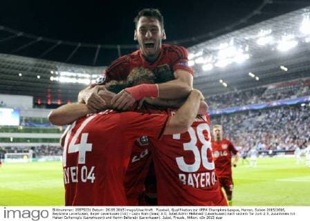 Fussball, Qualifikation zur UEFA Champions League, Herren, Saison 2015 2016, BayArena Leverkusen, Bayer Leverkusen (rot) - Lazio Rom (blau) 3:0; Jubel Admir Mehmedi (Leverkusen) nach seinem Tor zum 2:0, zusammen mit Hakan Calhanoglu (Leverkusen) und Karim Bellarabi (Leverkusen). Jubel, Freude, Aktion.