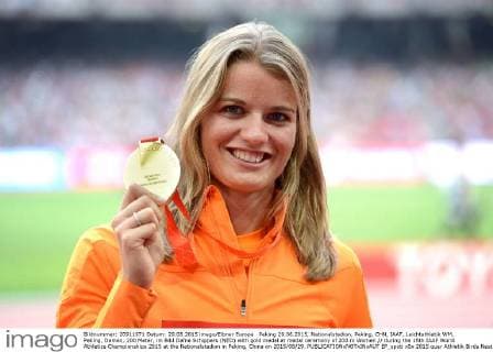 Peking 29.08.2015, Nationalstadion, Peking, CHN, IAAF, Leichtathletik WM, Peking, Damen, 200 Meter, im Bild Dafne Schippers (NED) with gold medal at medal ceremony of 200 m Women during the 15th IAAF World Athletics Championships 2015 at the Nationalstadion in Peking, China on 2015 08 29. EP_spoti