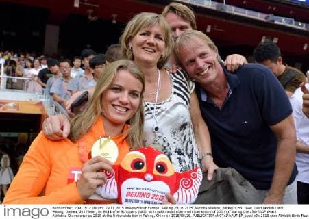 Peking 29.08.2015, Nationalstadion, Peking, CHN, IAAF, Leichtathletik WM, Peking, Damen, 200 Meter, im Bild Dafne Schippers (NED) with gold medal after medal ceremony of 200 m during the 15th IAAF World Athletics Championships 2015 at the Nationalstadion in Peking, China on 2015 08 29. EP_spoti