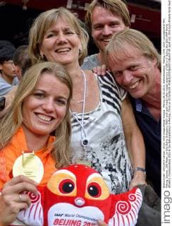 Peking 29.08.2015, Nationalstadion, Peking, CHN, IAAF, Leichtathletik WM, Peking, Damen, 200 Meter, im Bild Dafne Schippers (NED) with gold medal after medal ceremony of 200 m during the 15th IAAF World Athletics Championships 2015 at the Nationalstadion in Peking, China on 2015 08 29. EP_spoti