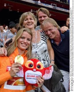 Peking 29.08.2015, Nationalstadion, Peking, CHN, IAAF, Leichtathletik WM, Peking, Damen, 200 Meter, im Bild Dafne Schippers (NED) with gold medal after medal ceremony of 200 m during the 15th IAAF World Athletics Championships 2015 at the Nationalstadion in Peking, China on 2015 08 29. EP_spoti
