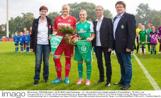 v.li.: Monika Beckmann (Abteilungsleiterin Frauenfußball 1. FC Köln), Lise Overgaard Munk (1. FC Köln, 23) Torschützinkönigin der 2. Bundesliga Süd Saison 2014 15, Cindy König (Konig, Koenig, SV Werder Bremen, 11) Torschützinkönigin der 2. Bundesliga Nord Saison 2014 15, Sabine Mammitzsch (Ausschuss für Frauen- und Mädchenfußball, DFB) und Dr. Hubertus Hess-Grunewald (Geschäftsführer und Präsident SV Werder Bremen) bei der Ehrung der Torschützenköniginnen der 2. Bundesliga der Saison 2014 15), Fussball, Allianz Frauen-Bundesliga, SV Werder Bremen - 1. FC Köln, xdgx