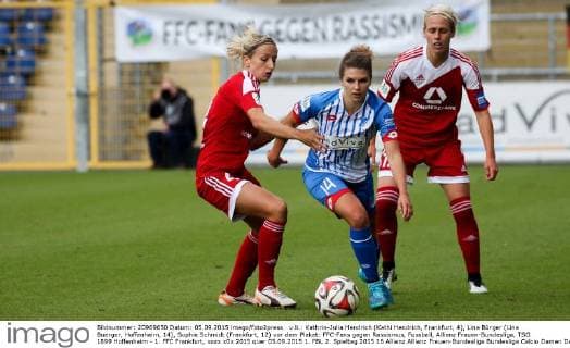 v.li.: Kathrin-Julia Hendrich (Kathi Hendrich, Frankfurt, 4), Lina Bürger (Lina Buerger, Hoffenheim, 14), Sophie Schmidt (Frankfurt, 12) vor dem Plakat: FFC-Fans gegen Rassismus, Fussball, Allianz Frauen-Bundesliga, TSG 1899 Hoffenheim - 1. FFC Frankfurt, xozx