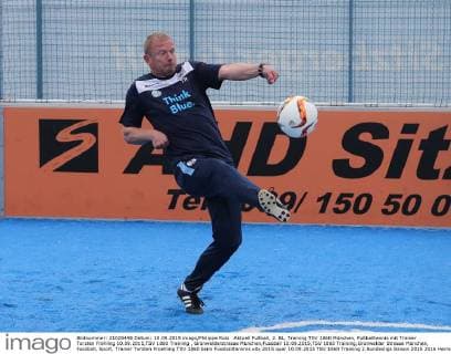 Aktuell Fußball, 2. BL, Training TSV 1860 München, Fußballtennis mit Trainer Torsten Fröhling 10.09.2015,TSV 1860 Training , Grünwalderstrasse München,Fussball 10.09.2015,TSV 1860 Training,Grünwalder Strasse München, Fussball, Sport, Trainer Torsten Froehling TSV 1860 beim Fussballtennnis