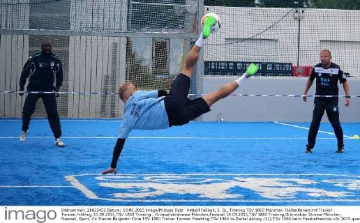 Aktuell Fußball, 2. BL, Training TSV 1860 München, Fußballtennis mit Trainer Torsten Fröhling 10.09.2015,TSV 1860 Training , Grünwalderstrasse München,Fussball 10.09.2015,TSV 1860 Training,Grünwalder Strasse München, Fussball, Sport, Co Trainer Benjamin Colin TSV 1860 Trainer Torsten Froehling TSV 1860 vs Daniel Adlung (11) TSV 1860 beim Fussballtennnis