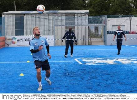 Aktuell Fußball, 2. BL, Training TSV 1860 München, Fußballtennis mit Trainer Torsten Fröhling 10.09.2015,TSV 1860 Training , Grünwalderstrasse München,Fussball 10.09.2015,TSV 1860 Training,Grünwalder Strasse München, Fussball, Sport, Co Trainer Benjamin Colin TSV 1860 Trainer Torsten Froehling TSV 1860 vs Daniel Adlung (11) TSV 1860 beim Fussballtennnis
