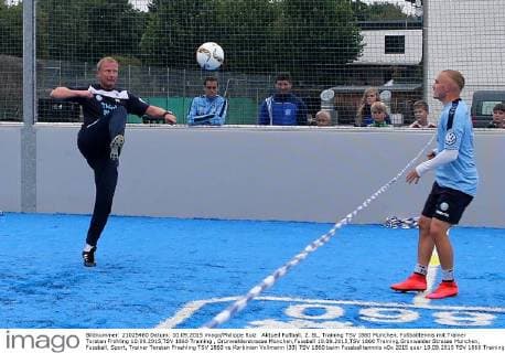Aktuell Fußball, 2. BL, Training TSV 1860 München, Fußballtennis mit Trainer Torsten Fröhling 10.09.2015,TSV 1860 Training , Grünwalderstrasse München,Fussball 10.09.2015,TSV 1860 Training,Grünwalder Strasse München, Fussball, Sport, Trainer Torsten Froehling TSV 1860 vs Korbinian Vollmann (33) TSV 1860 beim Fussballtennnis