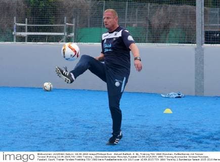 Aktuell Fußball, 2. BL, Training TSV 1860 München, Fußballtennis mit Trainer Torsten Fröhling 10.09.2015,TSV 1860 Training , Grünwalderstrasse München,Fussball 10.09.2015,TSV 1860 Training,Grünwalder Strasse München, Fussball, Sport, Trainer Torsten Froehling TSV 1860 beim Fussballtennnis