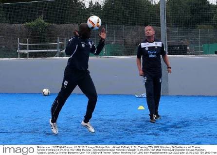 Aktuell Fußball, 2. BL, Training TSV 1860 München, Fußballtennis mit Trainer Torsten Fröhling 10.09.2015,TSV 1860 Training , Grünwalderstrasse München,Fussball 10.09.2015,TSV 1860 Training,Grünwalder Strasse München, Fussball, Sport, Co Trainer Benjamin Colin TSV 1860 und Trainer Torsten Froehling TSV 1860 beim Fussballtennnis