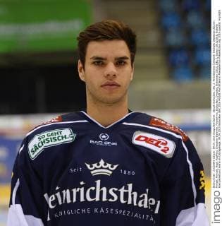 Aktuell Eishockey, DEL 2, Porträttermin Dresdner Eislöwen Sebastian Zauner, Porträt, Portrait, Kopf, Kopffoto, Dresdner Eislöwen, Fototermin, Eishockey, Dresden, Eisloewen, DEL2, DEL 2, Saison 2015 2016, Eishalle EnergieVerbund Arena im Ostragehege, 09.09.2015