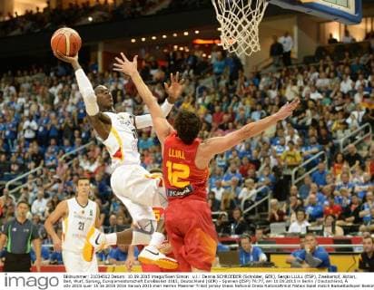 v.l.: Dennis SCHROEDER (Schröder, GER), Sergio LLULL (ESP), Zweikampf, Aktion, Ball, Wurf, Sprung, Europameisterschaft EuroBasket 2015, Deutschland (GER) - Spanien (ESP) 76:77, am 10.09.2015 in Berlin Deutschland, Â