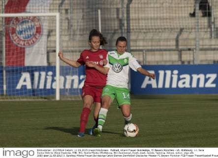 Fußball, Allianz Frauen Bundesliga, FC Bayern München - VfL Wolfsburg; v.l. Sara Ilonka Däbritz (Sara Daebritz, FCB, 33), Noelle Maritz (Wolfsburg, 16) Zweikampf, Duell, duell, tackle, Tackling, Aktion, action. xtgx