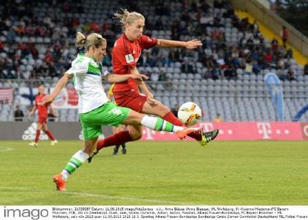 v.li.: Anna Blässe (Anna Blaesse, VfL Wolfsburg, 9) Vivianne Miedema (FC Bayern München, FCB, 10) im Zweikampf, Duell, duel, tackle, Dynamik, Action, Aktion, Fussball, Allianz Frauen-Bundesliga, FC Bayern München - VfL Wolfsburg, xslx
