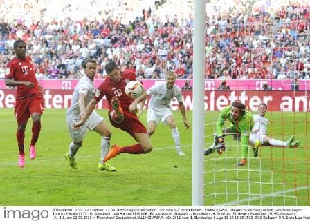 Tor zum 1-1 durch Robert LEWANDOWSKI (Bayern Muenchen),Aktion,Torschuss gegen Torwart Marwin HITZ (FC Augsburg) und Markus FEULNER (FC Augsburg). Fussball 1. Bundesliga, 4. Spieltag, FC Bayern Muenchen (M)-FC Augsburg (A) 2-1. am 12.09.2015 in Muenchen Deutschland.ALLIANZ ARENA.