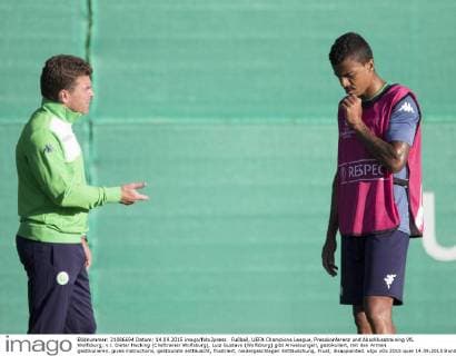 Fußball, UEFA Champions League, Presskonferenz und Abschlusstraining VfL Wolfsburg; v.l. Dieter Hecking (Cheftrainer Wolfsburg), Luiz Gustavo (Wolfsburg) gibt Anweisungen, gestikuliert, mit den Armen gestikulieren, gives instructions, gesticulate enttäuscht, frustriert, niedergeschlagen Enttäuschung, Frust, disappointed. xtgx