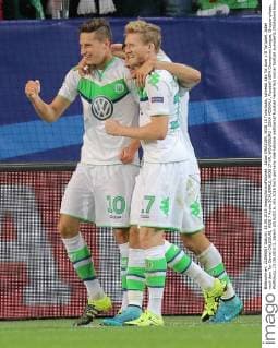 Julian DRAXLER, WOB 10 Torschuss, schiesst das Tor zum 1-0 Torjubel, Jubel nach dem Tor Daniel CALIGIURI, WOB 7 Andre SCHUERRLE, WOB 17 VFL WOLFSBURG - ZSKA MOSKAU , Fussball UEFA Champions League, Gruppenphase, Wolfsburg, 15.09.2015 CL Saison 2015 2016,