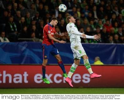 Fussball, Herren, Saison 2015 16, UEFA Champions League, Gruppenphase (Gruppe B, 1. Spieltag), VfL Wolfsburg - ZSKA Moskau, v. l. Georgiy Shchennikov (ZSKA Moskau), Nicklas Bendtner (Wolfsburg), 15.09. 2015,