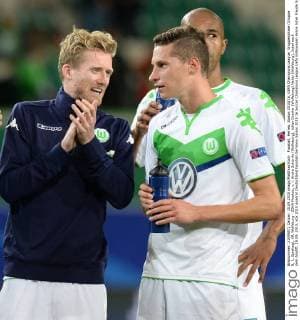 Fussball, Herren, Saison 2015 16, UEFA Champions League, Gruppenphase (Gruppe B, 1. Spieltag), VfL Wolfsburg - ZSKA Moskau, v. l. Andre Schürrle (Wolfsburg), Julian Draxler (Wolfsburg) Naldo (Wolfsburg), Jubel nach dem Abpfiff, 15.09. 2015,
