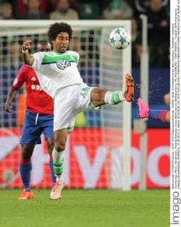 DANTE, WOB 18 Einzelaktion mit Ball, Ganzfigur, Freisteller, Einzelbild, Hochformat, Aktion, Ganzkörper, Einzelaufnahmen, Action Ballannahme, Ballbehandlung VFL WOLFSBURG - ZSKA MOSKAU , Fussball UEFA Champions League, Gruppenphase, Wolfsburg, 15.09.2015 CL Saison 2015 2016,