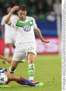 Christian TRAESCH, WOB 15 Einzelaktion mit Ball, Ganzfigur, Freisteller, Einzelbild, Hochformat, Aktion, Ganzkörper, Einzelaufnahmen, Action Ballannahme, Ballbehandlung VFL WOLFSBURG - ZSKA MOSKAU 1-0 , Fussball UEFA Champions League, Gruppenphase, Wolfsburg, 15.09.2015 CL Saison 2015 2016,