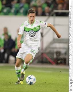Julian DRAXLER, WOB 10 Einzelaktion mit Ball, Ganzfigur, Freisteller, Einzelbild, Hochformat, Aktion, Ganzkörper, Einzelaufnahmen, Action Ballannahme, Ballbehandlung VFL WOLFSBURG - ZSKA MOSKAU 1-0 , Fussball UEFA Champions League, Gruppenphase, Wolfsburg, 15.09.2015 CL Saison 2015 2016,