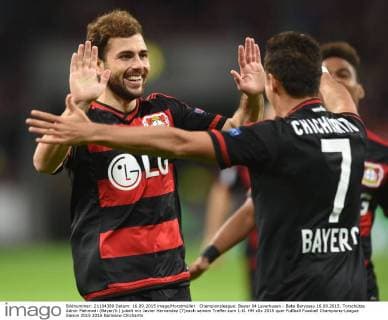 Championsleague: Bayer 04 Leverkusen - Bate Baryssau 16.09.2015. Torschütze Admir Mehmedi (Bayer li.) jubelt mir Javier Hernandez (7)nach seinem Treffer zum 1:0. HM