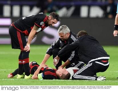 Championsleague: Bayer 04 Leverkusen - Bate Baryssau 16.09.2015. Lars Bender (LEV) verletzt, wird behandelt. Li.: Roberto Hilbert schaut zu. HM