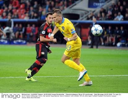 Championsleague: Bayer 04 Leverkusen - Bate Baryssau 16.09.2015. Tor zum 2:1 durch Hakan Calhanoglu (LEV), der seinen Gegenspieler Denid Polyakov (33) verlädt. HM