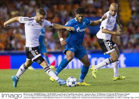 Valencia, Spain. 05 Defender of Valencia CF Shkodran Mustafi (L) 07 Forward of Zenit St Petersburg Givanildo Vieira de Souza, Hulk (C) and 23 Defender of Valencia CF Aymen Abdennour (R) during UEFA champion league group H match between Valencia CF and Zenit Football of St. Peterburg at Mestalla stadium on September 16, 2015 in Valencia, Spain. (Photo by Jose Miguel Fernandez de Velasco Cordon Press)
