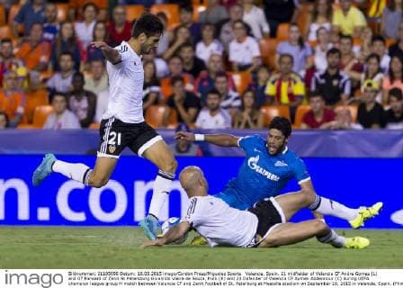 Valencia, Spain. 21 midfielder of Valencia CF Andre Gomes (L) and 07 Forward of Zenit St Petersburg Givanildo Vieira de Souza, Hulk (R) and 23 Defender of Valencia CF Aymen Abdennour (C) during UEFA champion league group H match between Valencia CF and Zenit Football of St. Peterburg at Mestalla stadium on September 16, 2015 in Valencia, Spain. (Photo by Jose Miguel Fernandez de Velasco Cordon Press)