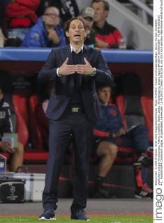 Roger SCHMIDT, Trainer LeverkusenGanzfigur, Aktion, Portrait, Einzelbild gestikuliert und gibt Anweisungen, Aktion, Einzelbild, Gestik, Geste, Handbewegung, zeigen, deuten BAYER 04 LEVERKUSEN - FC BATE BORISOV 4-1 , Fussball UEFA Champions League, Gruppenphase, Leverkusen, 16.09.2015 CL Saison 2015 2016,