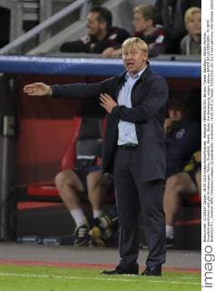 Aleksandr YERMAKOVICH, Borisov Trainer Ganzfigur, Aktion, Portrait, Einzelbild gestikuliert und gibt Anweisungen, Aktion, Einzelbild, Gestik, Geste, Handbewegung, zeigen, deuten BAYER 04 LEVERKUSEN - FC BATE BORISOV 4-1 , Fussball UEFA Champions League, Gruppenphase, Leverkusen, 16.09.2015 CL Saison 2015 2016,