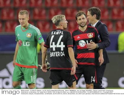 Admir MEHMEDI, Lev 14 Roger SCHMIDT, Trainer Leverkusen Umarmung, Gratulation, gratulieren, fair Jubel Kevin KAMPL, LEV 44 Bernd LENO, Lev 1 BAYER 04 LEVERKUSEN - FC BATE BORISOV 4-1 , Fussball UEFA Champions League, Gruppenphase, Leverkusen, 16.09.2015 CL Saison 2015 2016,