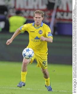 Aliaksandr HLEB, Borisov 81 Einzelaktion mit Ball, Ganzfigur, Freisteller, Einzelbild, Hochformat, Aktion, Ganzkörper, Einzelaufnahmen, Action Ballannahme, Ballbehandlung BAYER 04 LEVERKUSEN - FC BATE BORISOV 4-1 , Fussball UEFA Champions League, Gruppenphase, Leverkusen, 16.09.2015 CL Saison 2015 2016,