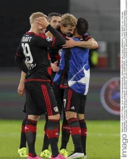 Stefan KIESSLING, Lev 7 Javier HERNANDEZ, CHICCHARITO, Lev 7 Fairness, Kollegialitaet, Umarmung, Gratulation, gratulieren, fair Jubel BAYER 04 LEVERKUSEN - FC BATE BORISOV 4-1 , Fussball UEFA Champions League, Gruppenphase, Leverkusen, 16.09.2015 CL Saison 2015 2016,