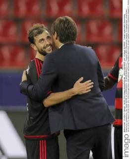 Admir MEHMEDI, Lev 14 Roger SCHMIDT, Trainer Leverkusen Umarmung, Gratulation, gratulieren, fair Jubel BAYER 04 LEVERKUSEN - FC BATE BORISOV 4-1 , Fussball UEFA Champions League, Gruppenphase, Leverkusen, 16.09.2015 CL Saison 2015 2016,