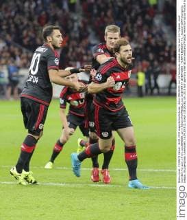 Admir MEHMEDI, Lev 14 Torschuss, schiesst das Tor zum 1-0 Torjubel, Jubel nach dem Tor zum 1-0 mit Lars BENDER, Lev 8 Hakan CALHANOGLU, Lev 10 BAYER 04 LEVERKUSEN - FC BATE BORISOV 4-1 , Fussball UEFA Champions League, Gruppenphase, Leverkusen, 16.09.2015 CL Saison 2015 2016,