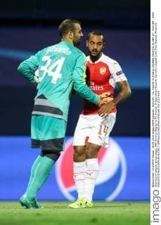 SOCCER - CL, Zagreb vs Arsenal ZAGREB,CROATIA,16.SEP.15 - SOCCER - UEFA Champions League, group stage, GNK Dinamo Zagreb vs FC Arsenal. Image shows Eduardo Carvalho (Zagreb) and Theo Walcott (Arsenal). GEPAxpictures xMaticxKlansek