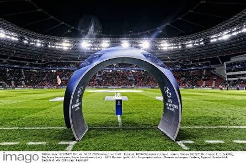 Fussball, UEFA Champions League, Herren, Saison 2015 2016, Gruppe E, 1. Spieltag, BayArena Leverkusen, Bayer Leverkusen (rot) - BATE Borisov (gelb) 4:1; Eingangstunnel zur Champions League. Feature, Symbol, Symbolbild, Einzelbild.