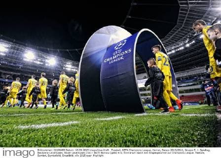 Fussball, UEFA Champions League, Herren, Saison 2015 2016, Gruppe E, 1. Spieltag, BayArena Leverkusen, Bayer Leverkusen (rot) - BATE Borisov (gelb) 4:1; Einmarsch durch den Eingangstunnel zur Champions League. Feature, Symbol, Symbolbild, Einzelbild.