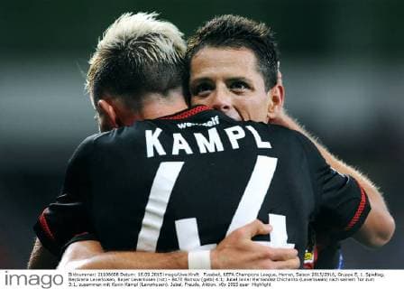 Fussball, UEFA Champions League, Herren, Saison 2015 2016, Gruppe E, 1. Spieltag, BayArena Leverkusen, Bayer Leverkusen (rot) - BATE Borisov (gelb) 4:1; Jubel Javier Hernandez Chicharito (Leverkusen) nach seinem Tor zum 3:1, zusammen mit Kevin Kampl (Leverkusen). Jubel, Freude, Aktion.