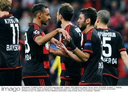 Fussball, UEFA Champions League, Herren, Saison 2015 2016, Gruppe E, 1. Spieltag, BayArena Leverkusen, Bayer Leverkusen (rot) - BATE Borisov (gelb) 4:1; Jubel Hakan Calhanoglu (Leverkusen) nach seinem verwandelten Elfmeter Tor zum 4:1, zusammen mit Karim Bellarabi (Leverkusen). Jubel, Freude, Aktion.