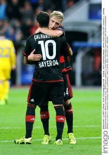Fussball, UEFA Champions League, Herren, Saison 2015 2016, Gruppe E, 1. Spieltag, BayArena Leverkusen, Bayer Leverkusen (rot) - BATE Borisov (gelb) 4:1; Jubel Hakan Calhanoglu (Leverkusen) nach seinem verwandelten Elfmeter Tor zum 4:1, zusammen mit Kevin Kampl (Leverkusen). Jubel, Freude, Aktion.